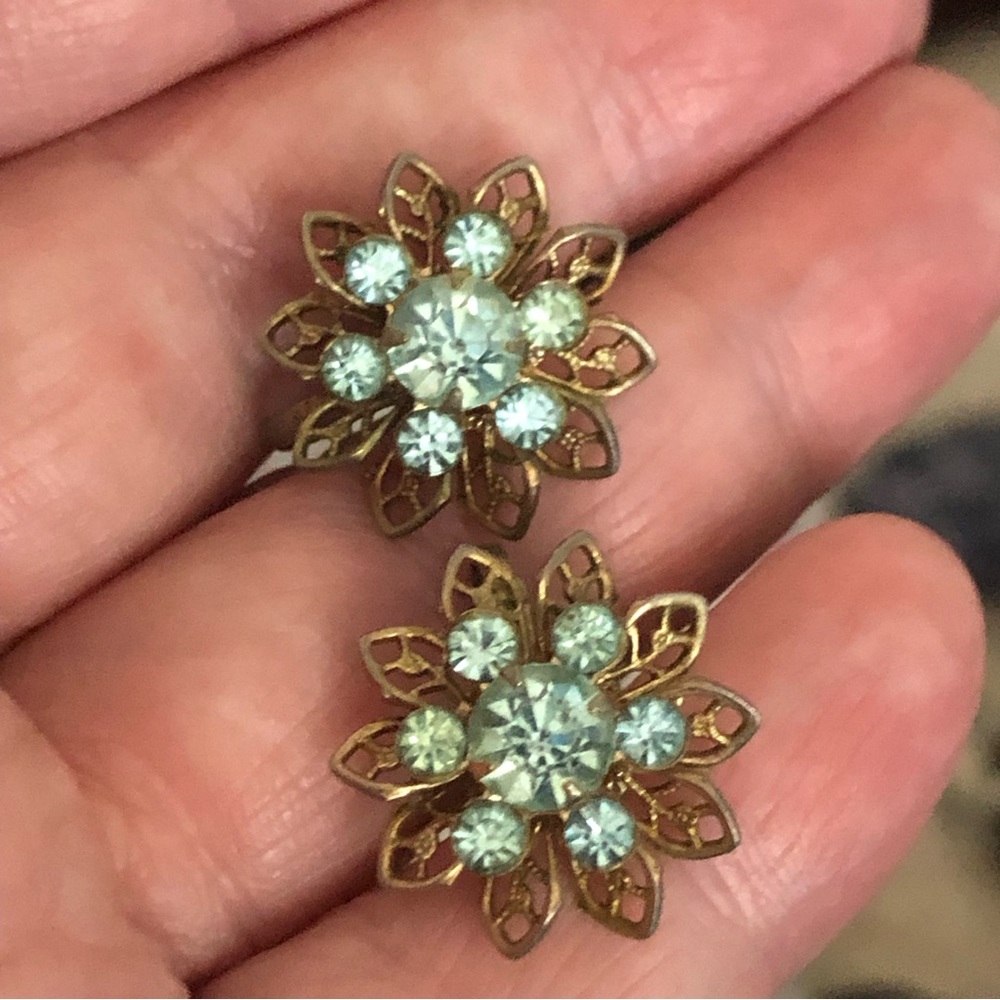 Vintage 40s antique blue rhinestone floral cluster screw back clip earrings